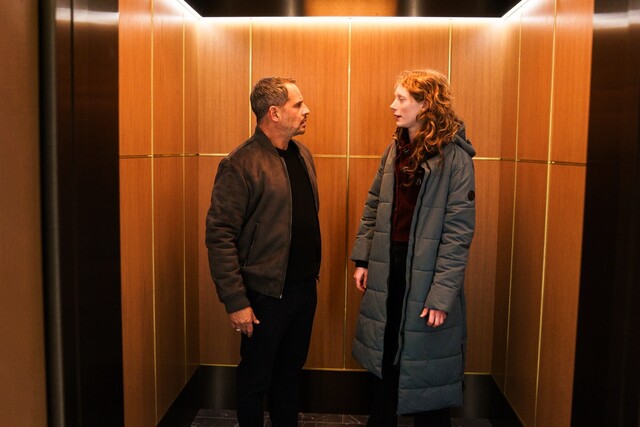 Sophie (r.) begegnet an ihrem ersten Tag im Aufzug Schauspieler Moritz Bleibtreu (l.).