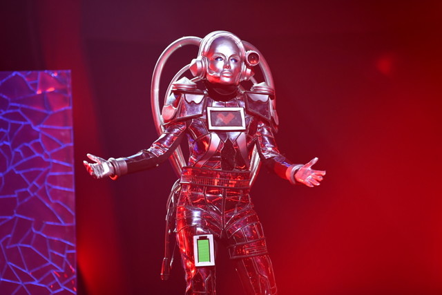 Caroline Beil als Roboter in Aktion