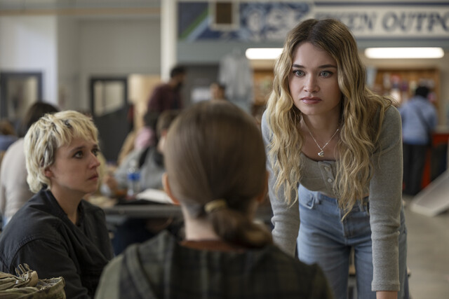 Von links nach rechts: Emaline (Thalia Dudek) und Carrie (Summer H. Howell) bekommen den Zorn von Chris (Alison Thornton) zu spüren.