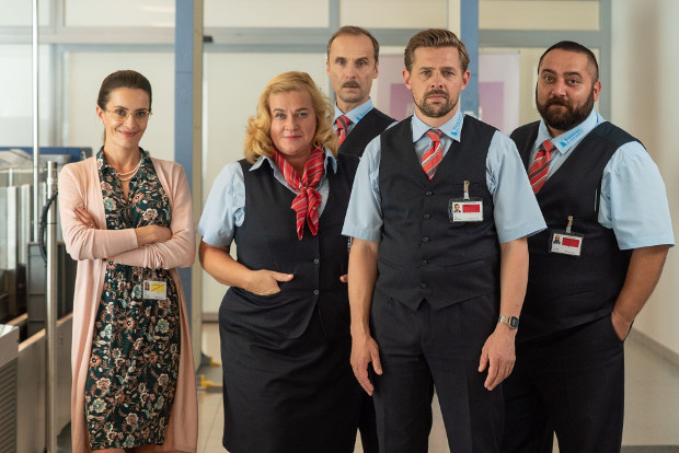 Flughafen-Chefin Sabine (Doris Golpashin, l.) und das Security-Check-Team