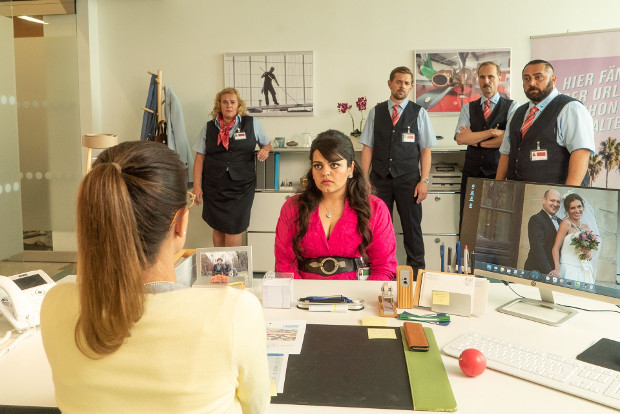 Samira (Sara Fazilat, m.) im Büro von Flughafen-Chefin Sabine (Doris Golpashin, l.)