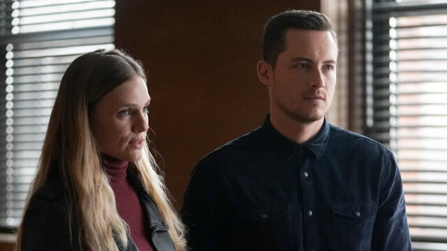 Tracy Spiridakos (l.) und Jesse Lee Soffer als Hailey Upton und Jay Halstead