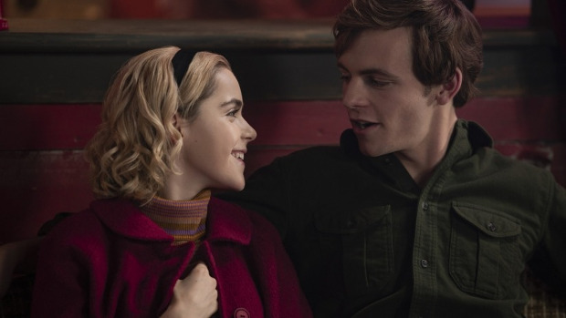 Sabrina (Kiernan Shipka) und Harvey (Ross Lynch)