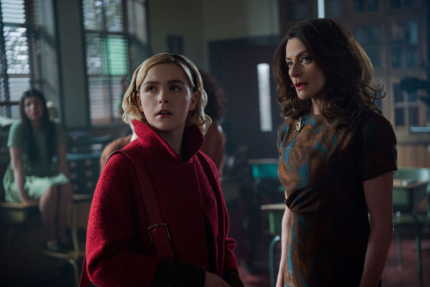 Sabrina und Mrs. Wardwell (Michelle Gomez)