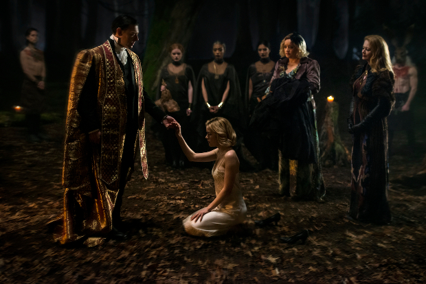 Father Blackwood (Richard Coyle) führt Sabrinas "Schwarze Taufe" durch