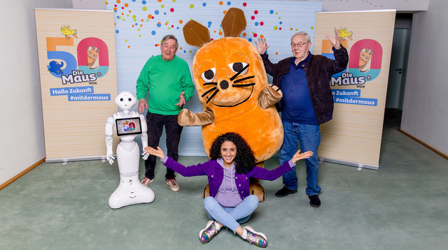 Christoph Biemann, Siham El-Maimouni und Armin Maiwald feiern mit der Maus