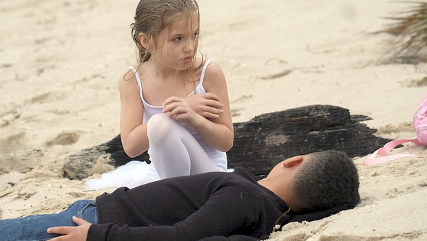 Die kleine Tandy und Tyrone finden sich nach ihren tragischen Verlusten am Strand wieder.