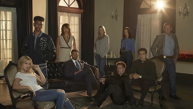 Die Hauptfiguren von "Cloak &amp; Dagger": Tandy aka Dagger (Olivia Holt), Tyrone aka Cloak (Aubrey Joseph), seine Eltern Adina Johnson (Gloria Reuben) und Michael Johnson (Miles Mussenden), Tandys Mutter Melissa (Andrea Roth), Tandys Geliebter und Partner in Crime Liam (Carl Lundstedt), die aufrechte Detective O'Reilly (Emma Lahana), Tyrones Vertrauter Father Delgado (Jaime Zevallos) sowie der korrupte Detective Connors (J.D. Evermore)