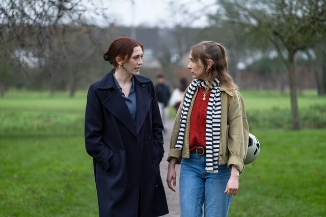 Ermittlerin Ashleigh (Charlotte Ritchie, l.) wird zur Kontaktperson von Alison (Rose Ayling-Ellis, r.).