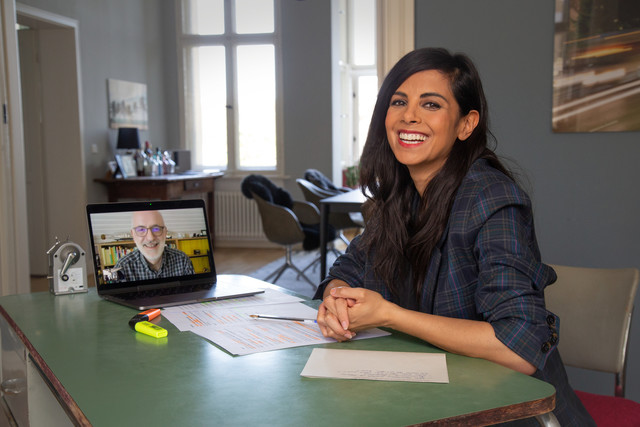 Collien Ulmen-Fernandes im Gespräch mit einem Experten per Videocall.