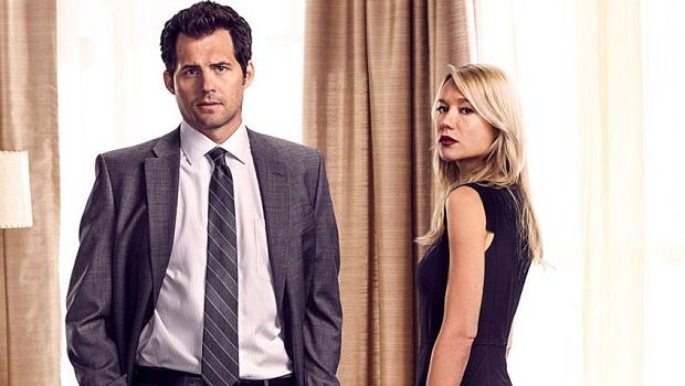 Kristoffer Polaha als Sam Barber und Kristen Hager als Mae Barber