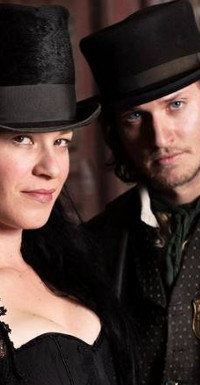 Bordellleiterin Eva (Franka Potente) zählt zu den Vertrauenspersonen von Corcoran (Tom Weston-Jones)