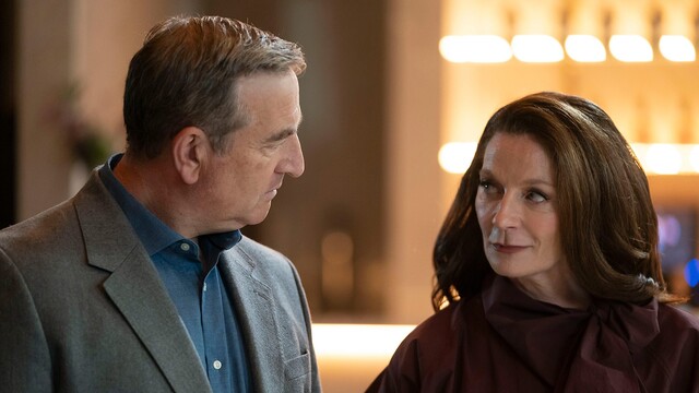 Michael Nardone (Peter) und Michelle Gomez (Edith Connelly)