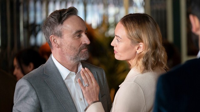 Derek Riddell (Kevin Mallam) und Laura Haddock (Jan Mallam)