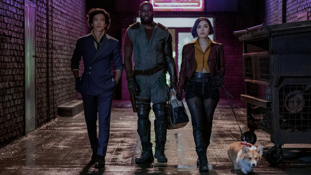 "Cowboy Bebop" mit John Cho als Spike Spiegel, Mustafa Shakir als Jet Black und Daniella Pineda als Faye Valentine und Ein der Hund.