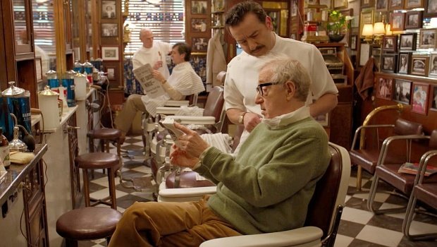 "Ein bisschen wie James Dean, bitte" - Woody Allen beim Friseur in "Crisis in Six Scenes"