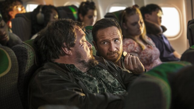 Joseph (Christoph Krutzler, l.) und Charly (Frederick Lau, M.) müssen auch in der zweiten Staffel von "Crooks" die Biege machen