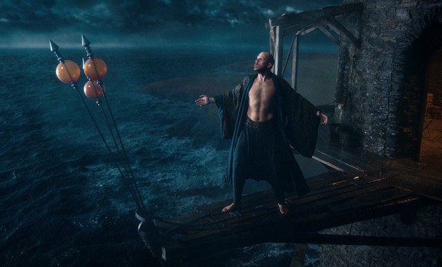 Merlin (Gustaf Skarsgård) hat zwar einstweilen seine Zauberkraft eingebüßt, fordert aber trotzdem den Sturm heraus.