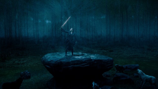 Nimue (Katherine Langford) weist mit Excalibur die CGI-Wölfe in die Schranken.