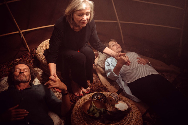 Das schamanische Ritual von Andrea (Jutta Speidel) soll Sascha (Eisi Gulp) und Rosi (Brigitte Walbrun) mit neuer Energie füllen.