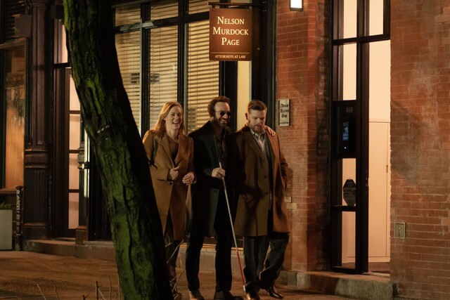 Anwälte nach Feierabend: Karen Page (Deborah Ann Woll), Matt Murdock und Foggy Nelson (Elden Hanson, r.) ahnen noch nicht, was ihnen kurz bevorsteht.