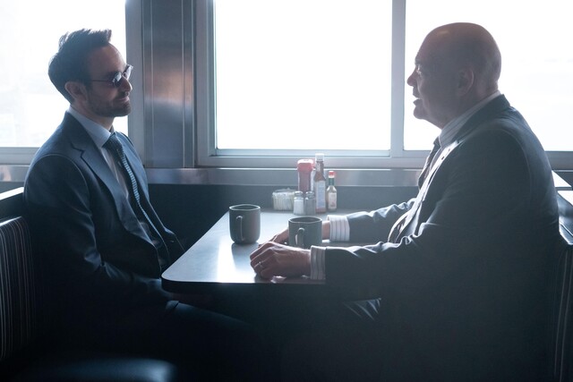 Teetrinken mit dem Bürgermeister: Murdock steckt mit Wilson Fisk (Vincent D'Onofrio, r.) das Spielfeld ab.