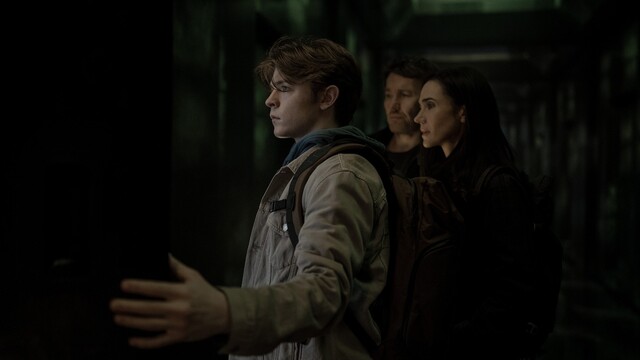 Oakes Fegley (l.), Jennifer Connelly (M.) und Joel Edgerton in "Dark Matter - Der Zeitenläufer"