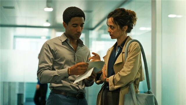 Der ermittelnde Kommissar Andrea Cavadini (Alberto Boubakar Malanchino) offenbart Anna (Gaia Messerklinger), dass ihr Vater erschossen worden ist und der Fall neu aufgerollt wird.