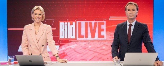 Die Moderatoren Thomas Kausch und Sandra Kuhn im Studio von "BILD Live"