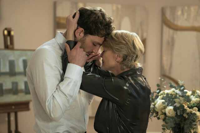 Daniel (Laurie Davidson) und seine Mutter Laura (Robin Wright) haben eine besondere Beziehung.