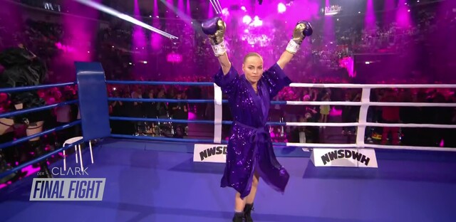 Regina Halmich betritt den Boxring