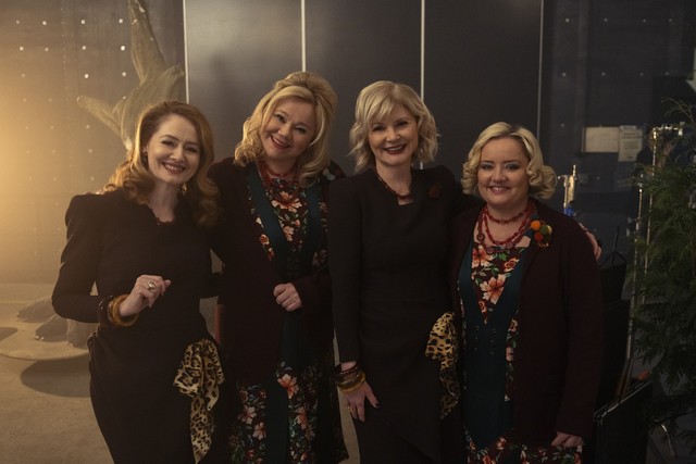 Alle Tanten zusammen: (v. l.) Miranda Otto als Zelda, Caroline Rhea als Hilda, Beth Broderick als Zelda und Lucy Davis als Hilda Spellman in "Chilling Adventures of Sabrina"
