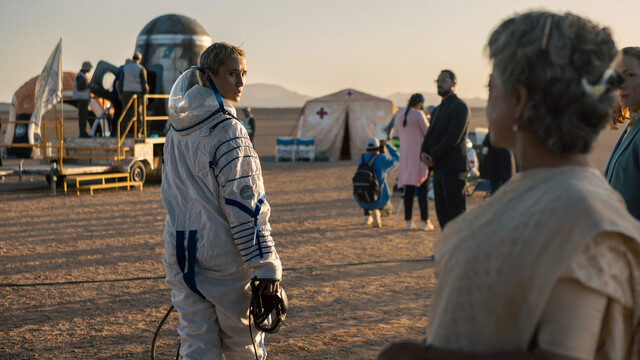 ISS-Rückkehrerin Paula (Peri Baumeister, l.) wirft einen Blick auf ihre Unterstützerin Benisha Mudhi (Sheeba Chaddha, vorne r.)