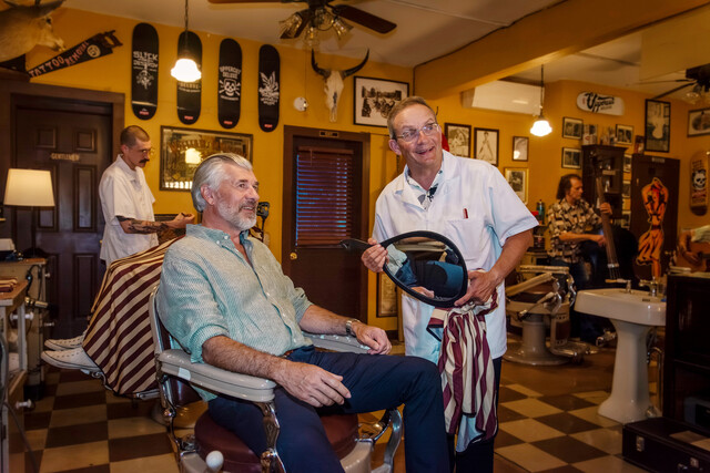 Martin Grimm (Daniel Morgenroth, l.) sucht Abwechslung bei Barbier Wigald Boning, der in einer Gastrolle mitspielt.