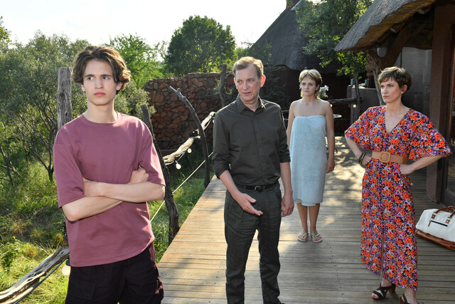 Durch das Verhalten von Paul Wagner (Cooper Dillon, l.) und Lisa Sommer (Klara Kleinheins, 2. v. r.) sehen Björn Wagner (Daniel Krauss, 2. v. l.) und Katja Sommer (Isabell Horn, r.) ihre gemeinsame Zukunft in Gefahr.