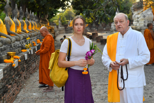 Araya Wagner (Mascha Schrader) trifft in Bangkok auf Lennard Khan (Leonard Lansink)