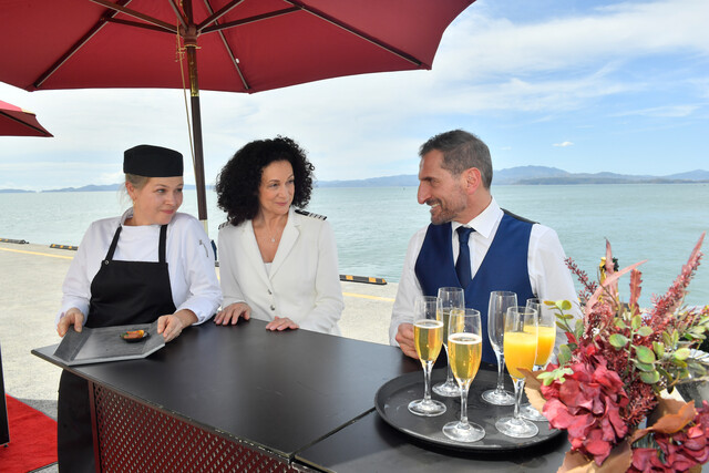 Köchin Milena Grosse (Tina Amon Amonsen, l.) und Barkeeper Niklas Jost (Tim Seyfi, r.) verbindet eine enge Freundschaft.