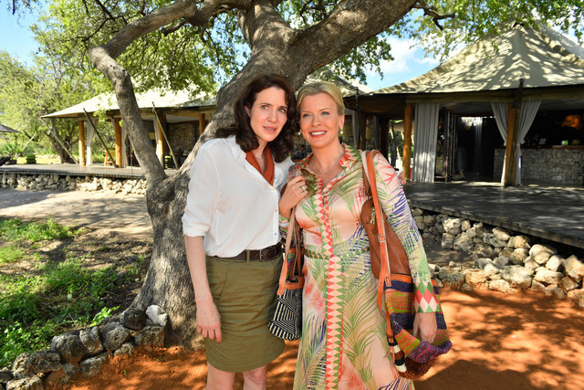 Die Freundinnen Sandra Winkler (Julia Malik, l.) und Carola Albrecht (Eva Habermann, r.)