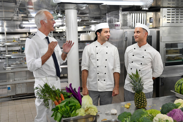 Kreuzfahrtdirektor Oskar Schifferle (Harald Schmidt, l.) erkennt das große Potenzial der Brüder Cem (Bülent Ceylan, M.) und Hassan Meierbrink (Özcan Cosar, r.).