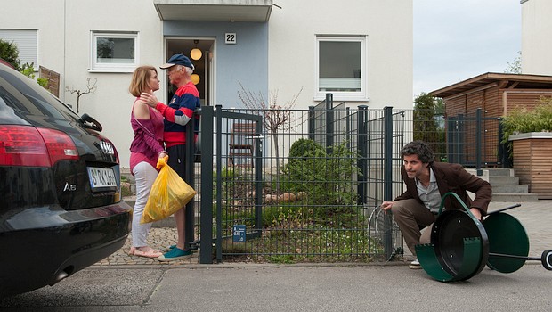 Jan (Pasquale Aleardi) wollte eigentlich nur den Grill zurückbringen und stolpert über seinen Vater Eberhard (Dietrich Hollinderbäumer, M) und dessen neue Gefährtin Heidi (Annette Frier)