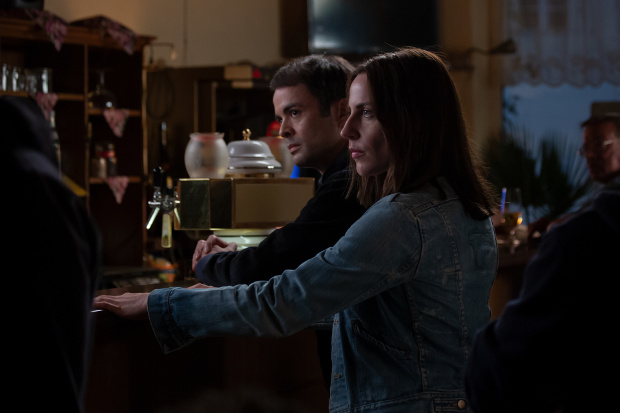 FBI-Agent Kevin und Emma treffen im Adlernest aufeinander.