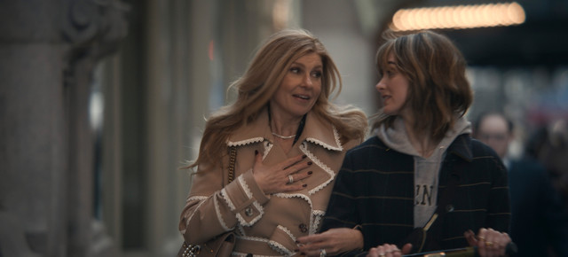 Feiern ihren gemeinsamen Geburtstag: Dee Dee (Connie Britton, l.) und ihre Tochter Zoe (Audrey Corsa) shoppen sich durch New York.