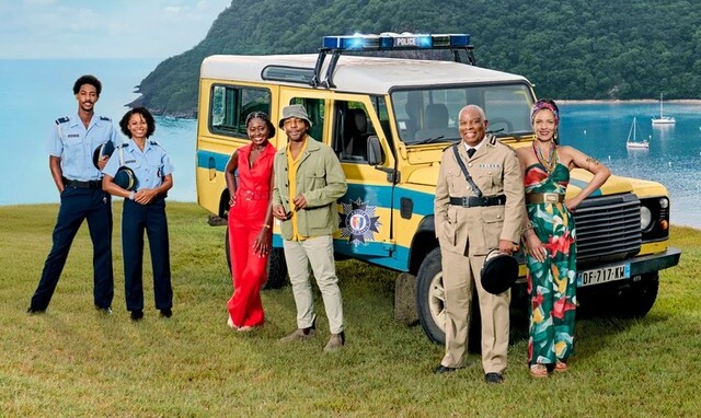 Der Cast der 15. Staffel von "Death in Paradise": (v. l.) Officer Sebastian Rose (Shaquille Ali-Yebuah), Sergeant Mattie Fletcher (Catherine Garton), Naomi Thomas (Shantol Jackson), DI Mervin Wilson (Don Gilet), Selwyn Patterson (Don Warrington) und Catherine Bordey (&Eacute;lizabeth Bourgine)