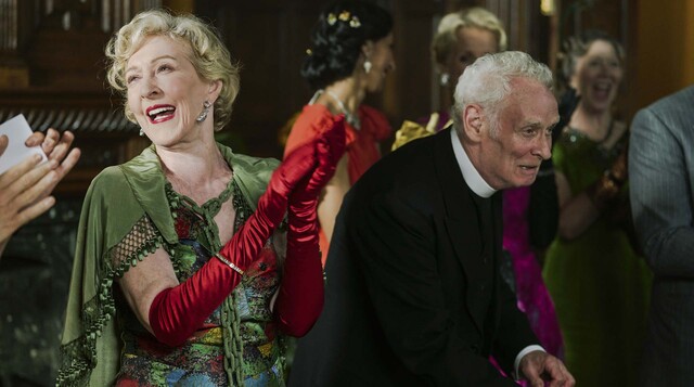 Beim ausgelassenen Krimi-Dinner kann Dennis Williams (Karl Johnson) kaum mit Helena Hart (Patricia Hodge) mithalten.