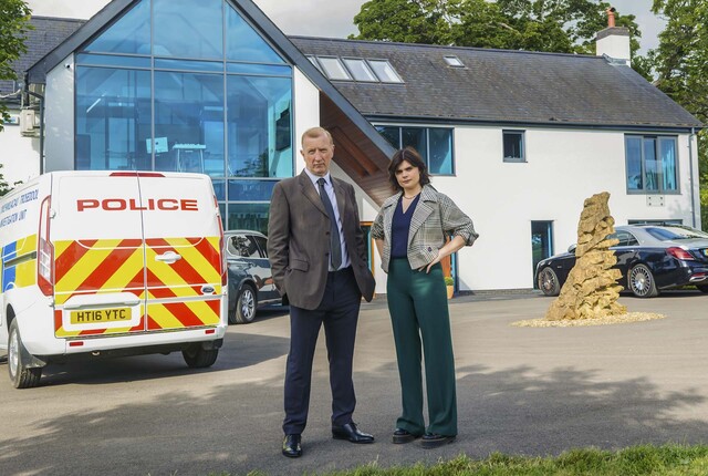 DS Janie Mallown (Gwyneth Keyworth) will ihren Chef DCI Barry Clarke (Steffan Rhodri) überlisten.
