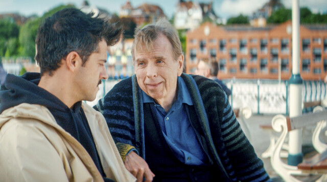 John Chapel (Timothy Spall) entlockt dem Polizisten DC Evan Chaudhry (Rithvik Andugula, l.) aufschlussreiche Informationen.