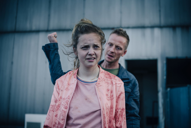 Elsa (Paula Hartmann, l.) mit einem ihrer Entführer (Jakob Diehl)