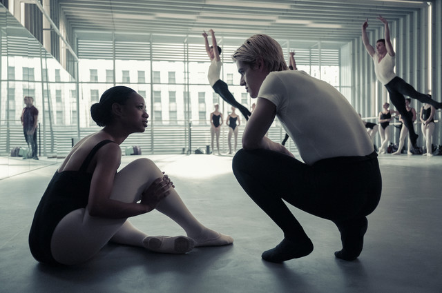 Hinten fliegen sie: Naveah lässt sich von Shane (Brennan Clost) die Gepflogenheiten an der Ballettschule erklären.