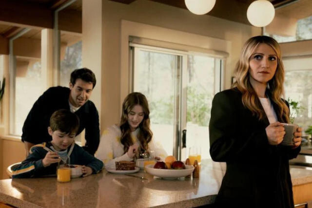 Scheinbar normale Familie: Max, Ben (James Wolk), Hazel (Khiyla Aynne) und Melissa Moore (Annaleigh Ashford)