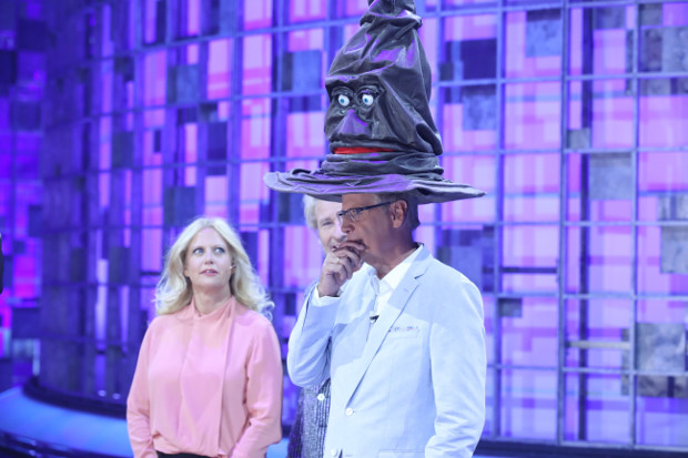 Ein sprechender Hut bestimmt, wer an diesem Abend die Show moderieren muss.